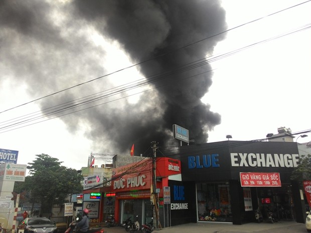 Ch&aacute;y nh&agrave; m&aacute;y nhựa th&ocirc;ng ở u&ocirc;ng b&iacute;