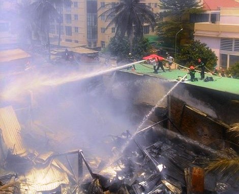 Ít phút sau, lực lượng chữa cháy quận 1, quận 8 và Phòng Cảnh sát Chữa cháy huy động gần 160 cán bộ chiến sỹ,  hàng chục xe chuyên dụng, ca nô, máy bơm cũng có mặt chi viện.