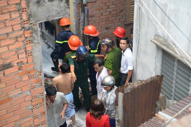 Lực lượng tại chỗ đã tri hô và huy động người dân tham gia chữa cháy, di chuyển các bình gaz bên trong hiện trường ra ngoài, sơ tán người già và trẻ em ở những hộ dân lân cận.  Tuy nhiên, khu vực này tập trung nhiều nhà lụp sụp, bằng gỗ và cháy vào lúc trưa nắng nên ngọn lửa bùng phát nhanh.