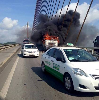 xe container ch&aacute;y tr&ecirc;n cầu b&atilde;i ch&aacute;y