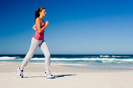 Trang phục gọn nhẹ l&agrave; lưu &yacute; quan trọng trong qu&aacute; tr&igrave;nh chạy bộ để tăng c&acirc;n