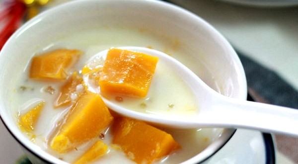 Chỉ cần bỏ chút thời gian là đã có ngay một bát chè bí đỏ đậu xanh ngon mát lạnh