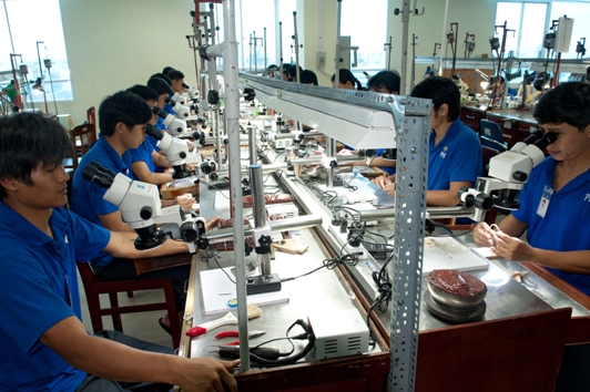 Cơ sở v&agrave; chủ cơ sở sản xuất v&agrave;ng trang sức, mỹ nghệ phải chịu tr&aacute;ch nhiệm về sản phẩm trước quy định của ph&aacute;p luật. Ảnh minh họa