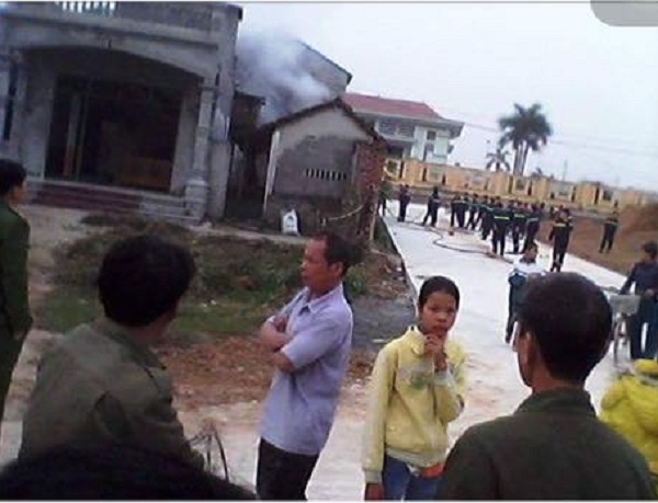 Lập đ&atilde; ch&eacute;m trọng thương mẹ tật nguyền rồi ph&oacute;ng hỏa đốt ng&ocirc;i nh&agrave; của m&igrave;nh
