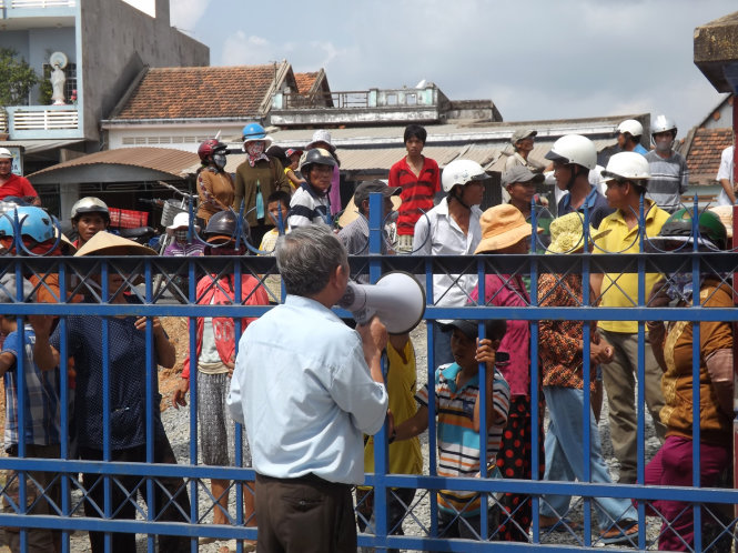 Rất đ&ocirc;ng người d&acirc;n đ&atilde; k&eacute;o đến UBND x&atilde; H&ograve;a Xu&acirc;n Đ&ocirc;ng sau khi hay tin về c&aacute;i chết bất thường của &ocirc;ng Ch.