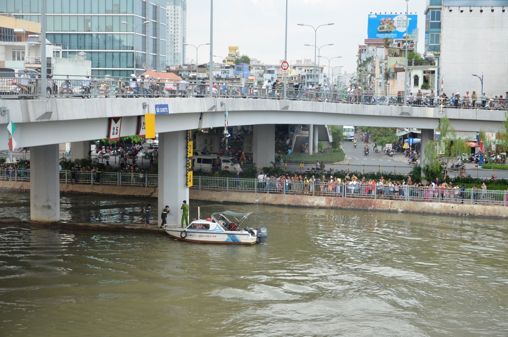 Hiện trường vụ chết đuối k&ecirc;nh T&agrave;u Hủ sau khi nhậu xỉn