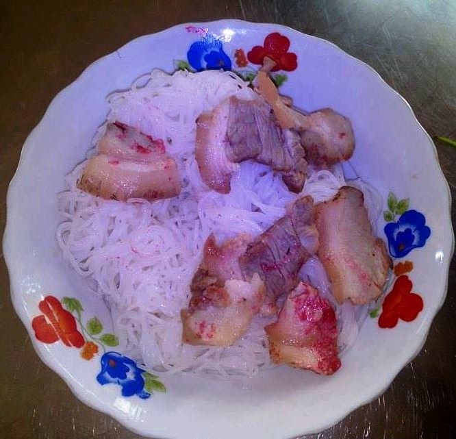 Số thịt lợn đổi m&agrave;u đỏ như m&aacute;u g&acirc;y hoang mang dư luận