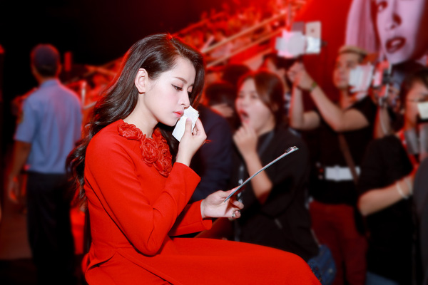 Chi Pu giản dị, &lsquo;n&oacute;i tiếng anh như gi&oacute;&rsquo; c&ugrave;ng Rita Ora tr&ecirc;n thảm đỏ
