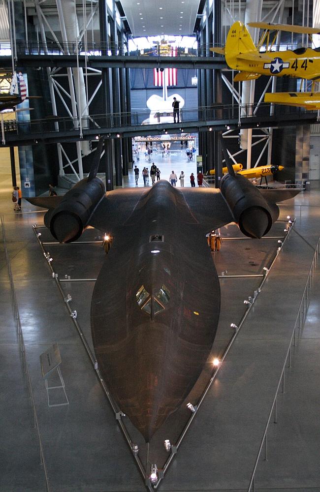 Kh&ocirc;ng chỉ l&agrave; chiếc m&aacute;y bay nhanh nhất thế giới, Lockheed SR-71 Blackbird c&ograve;n c&oacute; một thiết kế đầy ấn tượng
