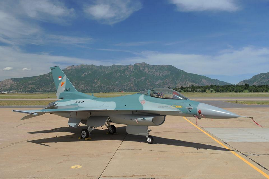 Chiến đấu cơ F-16 Fighting Falcon là dòng máy bay chiến đấu phản lực đa nhiệm vụ do General Dynamics và Lockheed Martin phát triển. 