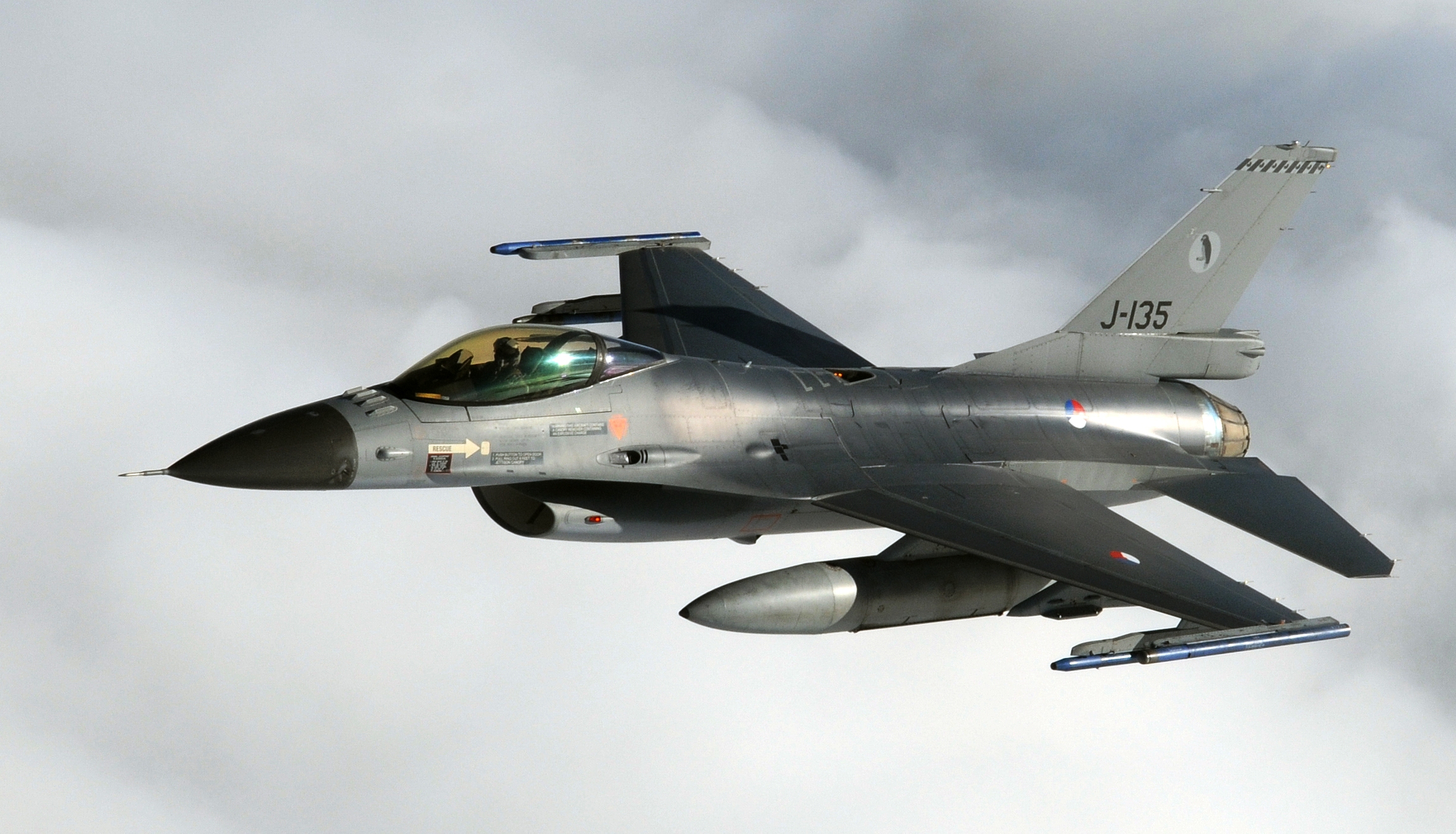 Chiến đấu cơ F-16 của H&agrave; Lan đ&atilde; thực hiện 10 nhiệm vụ tấn c&ocirc;ng khủng bố IS tại Iraq v&agrave; Syria