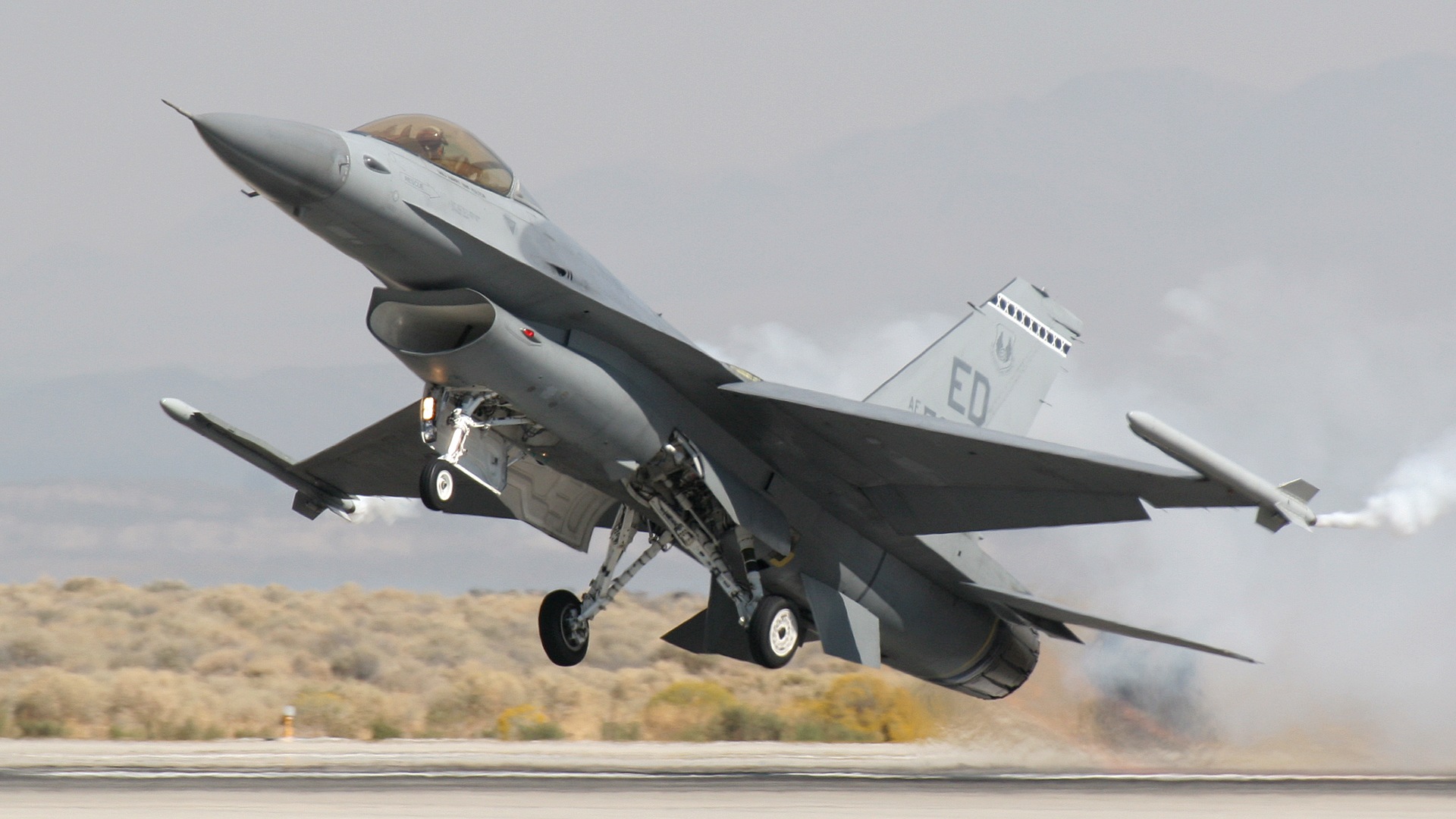 Chiến đấu cơ F-16 Fighting Falcon l&agrave; một trong những d&ograve;ng ti&ecirc;m k&iacute;ch hiện đại nhất thế giới