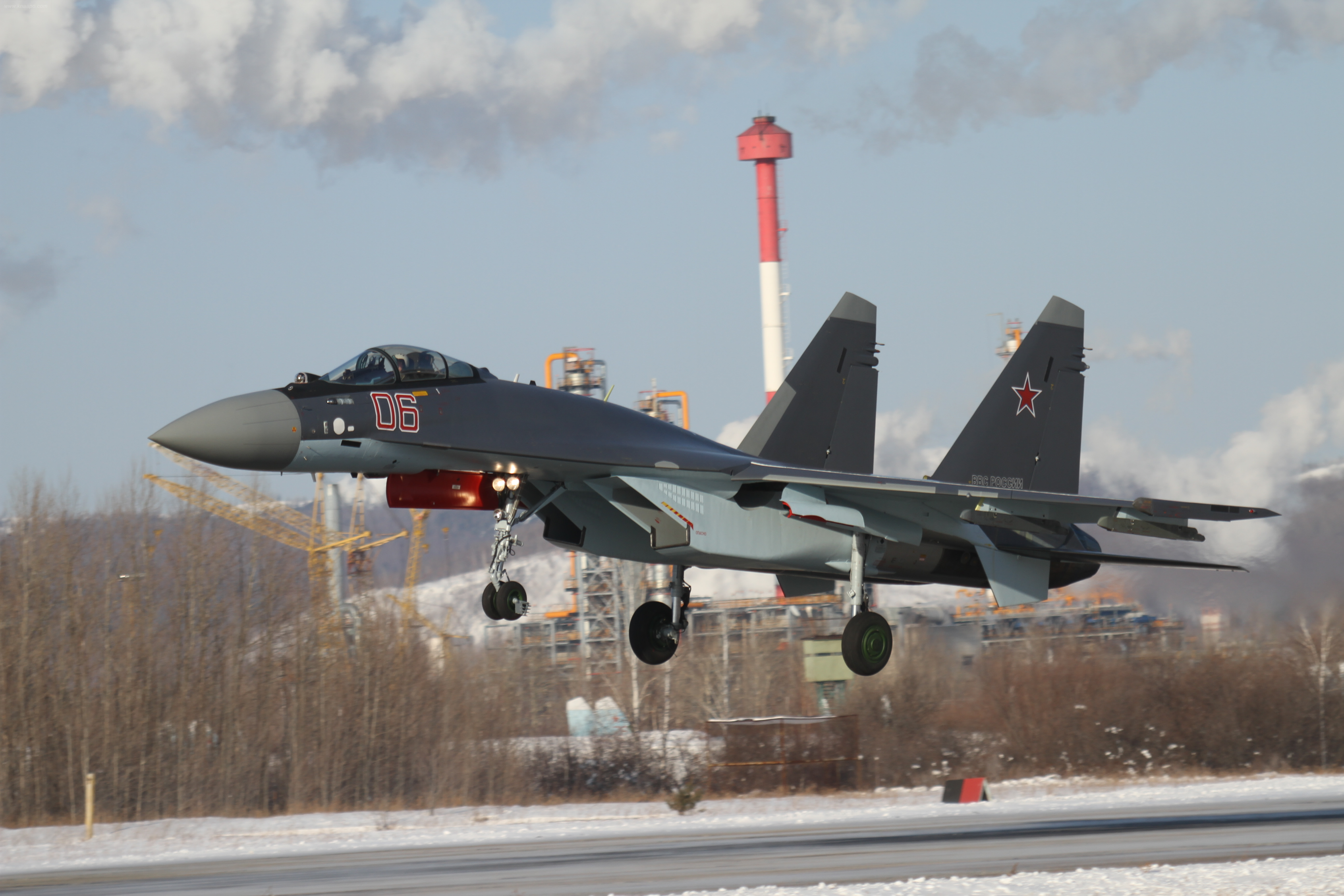 Hệ thống kiểm soát radar Irbis được tích hợp trên máy bay Su-35S có thể phát hiện mục tiêu trên không ở khoảng cách kỷ lục, lên đến 400km, và cùng lúc có thể theo dõi tới 30 mục tiêu cũng như đánh chặn 8 mục tiêu. Hệ thống kiểm soát radar Irbis được tích hợp trên máy bay Su-35S có thể phát hiện mục tiêu trên không ở khoảng cách kỷ lục, lên đến 400km, và cùng lúc có thể theo dõi tới 30 mục tiêu cũng như đánh chặn 8 mục tiêu.