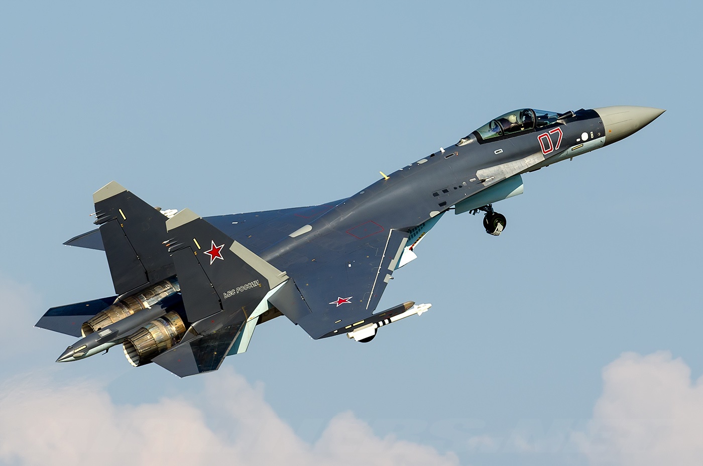 Su-35S là biến thể nâng cấp hiện đại nhất của họ máy bay Su-27 của Nga. Su-35S là biến thể nâng cấp hiện đại nhất của họ máy bay Su-27 của Nga.