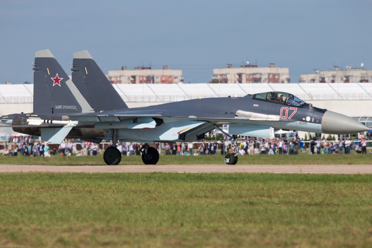 Tổ lái Su-35S bao gồm 1 phi công, máy bay dài 21,9m, cao 5,9m, sải cánh dài 14,7m. Vận tốc tối đa đạt 2600km/h, tầm bay tối đa 3600 km. Tổ lái Su-35S bao gồm 1 phi công, máy bay dài 21,9m, cao 5,9m, sải cánh dài 14,7m. Vận tốc tối đa đạt 2600km/h, tầm bay tối đa 3600 km.
