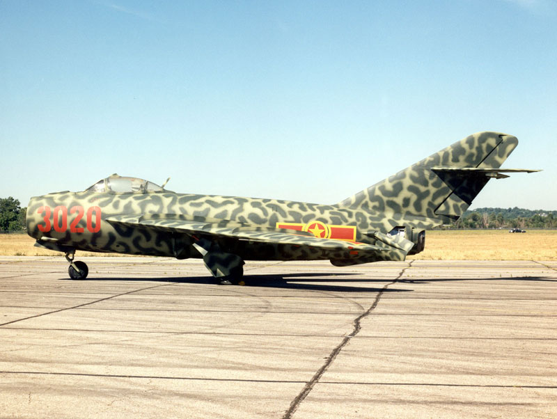 Chiến đấu cơ MiG-17 được coi l&agrave; một trong những tượng đ&agrave;i của Qu&acirc;n đội Việt Nam