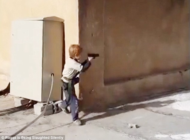 Một bé trai đang được ISIS huấn luyện các thao tác bắn súng và tránh đạn trong video mới nhất hôm 4/11 Một bé trai đang được ISIS huấn luyện các thao tác bắn súng và tránh đạn trong video mới nhất hôm 4/11