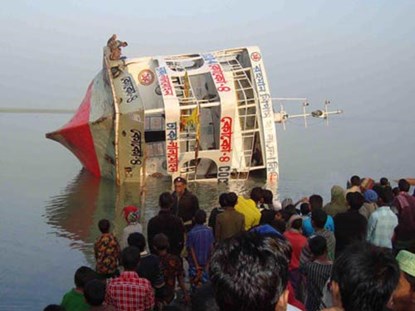 Con số nạn nh&acirc;n thiệt mạng trong tai nạn ch&igrave;m ph&agrave; ở Bangladesh vẫn đang tăng l&ecirc;n