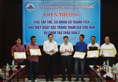 vinh danh những người cứu nạn nhân chìm tàu vinh danh những người cứu nạn nhân chìm tàu