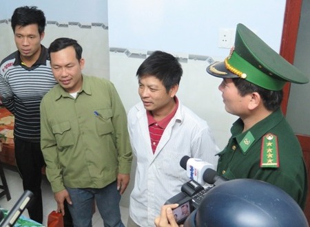 Diễn biến vụ ch&igrave;m t&agrave;u mới nhất ở Quảng B&igrave;nh diễn ra rất nhanh, thuyền vi&ecirc;n may mắn cứu tho&aacute;t nhờ ph&aacute;o s&aacute;ng v&agrave; phao cứu sinh
