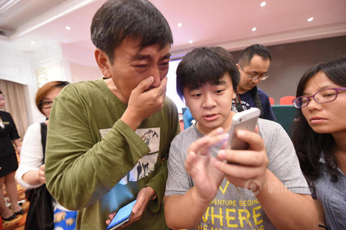Con trai b&agrave; Chu nghẹn ng&agrave;o khi thấy ảnh mẹ - một nạn nh&acirc;n trong vụ tai nạn ch&igrave;m t&agrave;u Trung Quốc - được cứu sống tr&ecirc;n b&aacute;o ch&iacute;