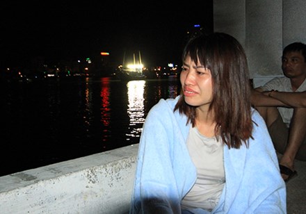 Chị Xuân khóc nức nở khi hai con chưa được tìm thấy sau vụ chìm tàu du lịch trên sông Hàn vào đêm 4/6