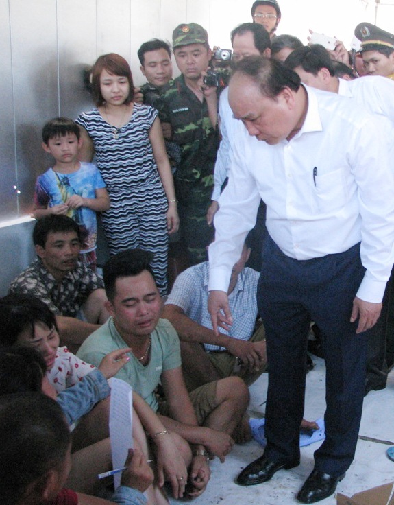 Thủ tướng Nguyễn Xu&acirc;n Ph&uacute;c thăm hỏi, động vi&ecirc;n gia đ&igrave;nh c&aacute;c nạn nh&acirc;n vụ ch&igrave;m t&agrave;u tr&ecirc;n s&ocirc;ng H&agrave;n ở Đ&agrave; Nẵng