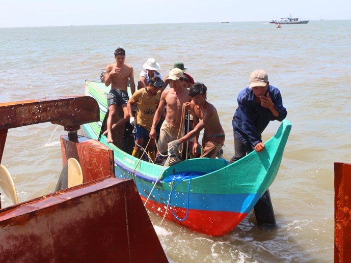 Phối hợp với lực lượng chức năng, ngư dân cũng ra sức tìm kiếm 4 người còn mất tích trong vụ tai nạn chìm tàu Phối hợp với lực lượng chức năng, ngư dân cũng ra sức tìm kiếm 4 người còn mất tích trong vụ tai nạn chìm tàu