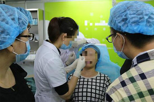 C&aacute;c nữ sinh, thậm ch&iacute; nam sinh Trung Quốc, lựa chọn phương ph&aacute;p ''dao k&eacute;o'' để cải thiện vẻ bề ngo&agrave;i trước khi v&agrave;o đại học. Ảnh: Shanghaiist