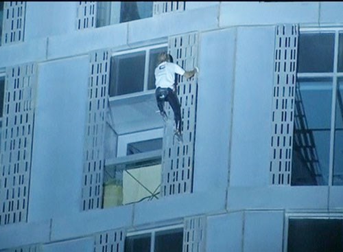 &Ocirc;ng Alain Robert đ&atilde; chinh phục th&agrave;nh c&ocirc;ng t&ograve;a nh&agrave; cao 310m. Ảnh chụp lại từ ITV