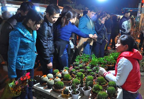 Chợ Viềng: Phi&ecirc;n chợ &ldquo;mua may, b&aacute;n rủi&rdquo; độc đ&aacute;o