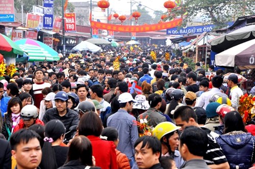H&agrave;ng ng&agrave;n du kh&aacute;ch đổ về chợ Viềng Nam Định mỗi năm khiến khu vực n&agrave;y lu&ocirc;n đ&ocirc;ng nghẹt