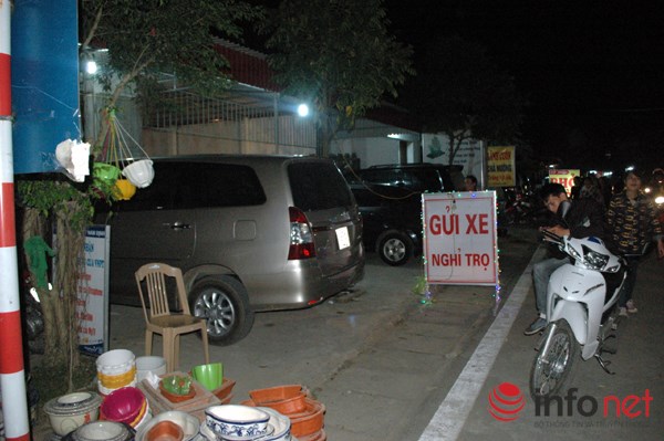 Một b&atilde;i gửi xe ở khu vực lối v&agrave;o chợ Viềng