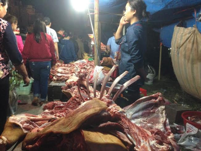 Những h&agrave;ng qu&aacute;n b&aacute;n thịt b&ograve; mọc như nấm dọc c&aacute;c trục đường ch&iacute;nh đổ về Chợ Viềng - Phủ Giầy