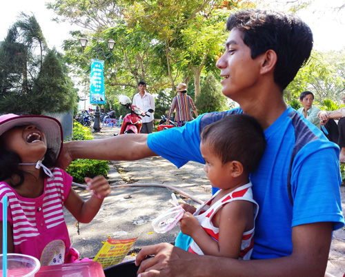 Cha con anh Vu ở cổng trường đại học Quy Nhơn trong kỳ thi đại học 2014