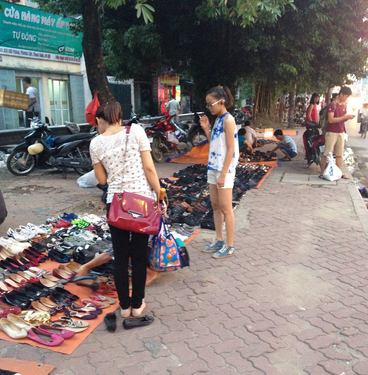 Chợ c&oacute;c khu vực cầu Trắng nằm gi&aacute;p ranh giữa hai phường Gi&aacute;p B&aacute;t (Ho&agrave;ng Mai) v&agrave; Phương Liệt (Thanh Xu&acirc;n) H&agrave; Nội, tồn tại nhiều năm nay mất an to&agrave;n giao th&ocirc;ng v&agrave; lấn chiếm h&agrave;nh lang đường sắt