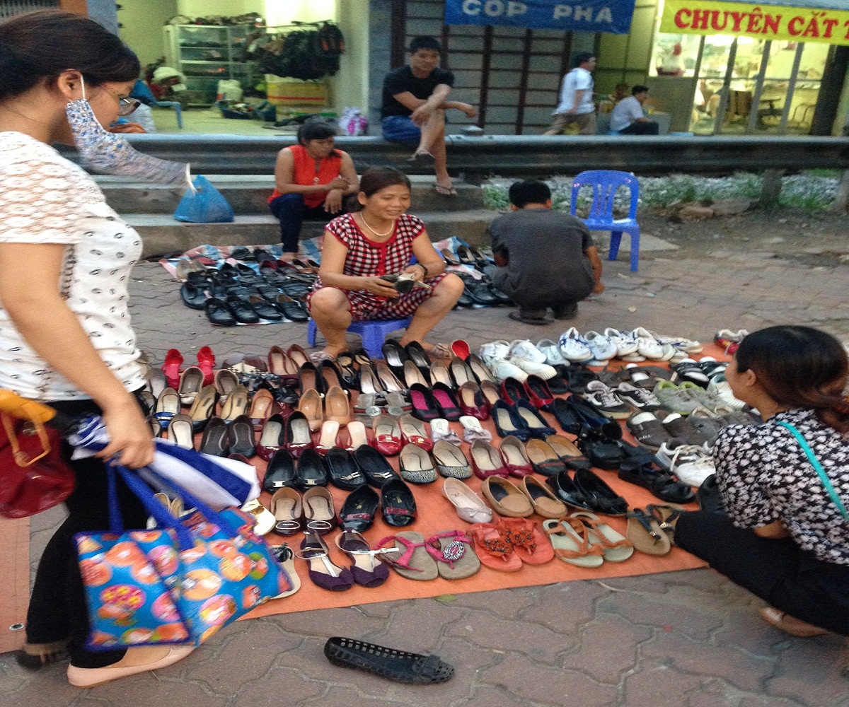H&agrave;ng h&oacute;a b&aacute;n tại chợ c&oacute;c khu vực cầu Trắng đường Giải Ph&oacute;ng to&agrave;n l&agrave; đồ secondhand - đồ cũ như gi&agrave;y d&eacute;p, quần &aacute;o