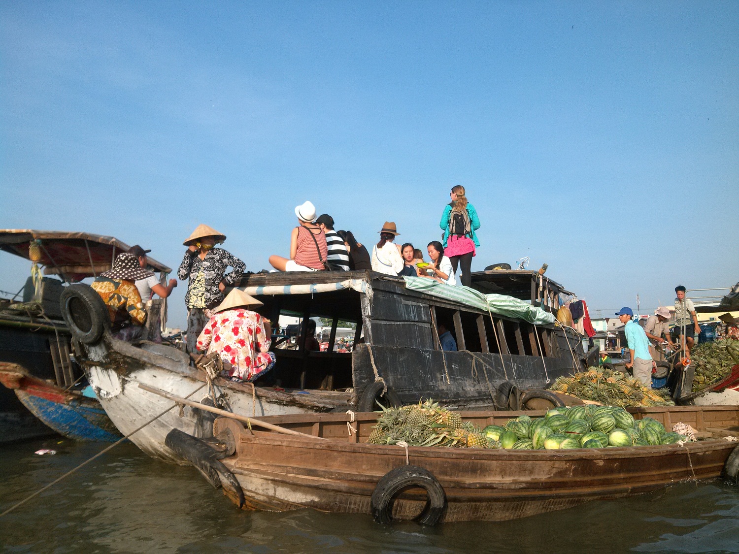 Kh&aacute;ch du lịch th&iacute;ch th&uacute; với trải nghiệm mới tr&ecirc;n s&ocirc;ng nước