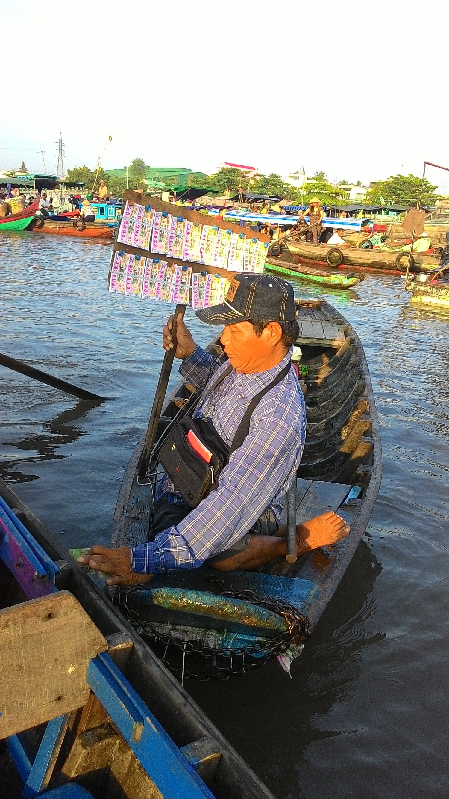 Chiếc thuyền nhỏ b&aacute;n v&eacute; số duy nhất ở chợ nổi C&aacute;i Răng