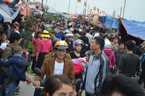 Người bán và người mua luôn giữ tâm trạng vui vẻ, không chỉ là trao cho nhau món hàng, mà còn là gửi gắm cho nhau chút tình ngày xuân năm mới với mong muốn mang may mắn về nhà.