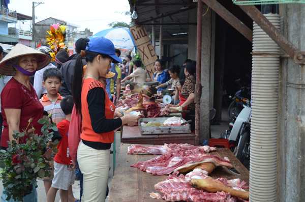 Cảnh mua bán ở chợ Viềng những ngày đầu năm mới 
