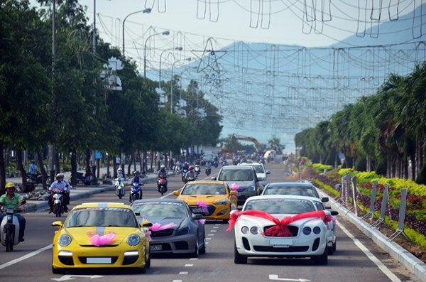 Tiệc cưới được tổ chức tại Quy Nhơn nhưng nhà cô dâu cách xa thành phố hơn 100 km nên đoàn xe phải khởi hành từ khá sớm. Tất cả xe đều được trang trí đẹp mắt, các xe trong đoàn thắt nơ hồng, riêng chiếc Bentley của chú rể được trang trí dải nơ đỏ phía trước