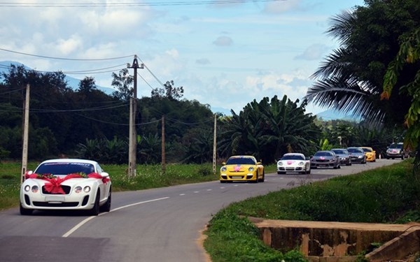 Tham gia đoàn rước dâu này có một chiếc Bentley  Continental GT do chú rể cầm lái, đi sát phía sau là chiếc Porsche 911 màu vàng, Porsche Cayman màu trắng, SL 55 AMG độ màu xám...