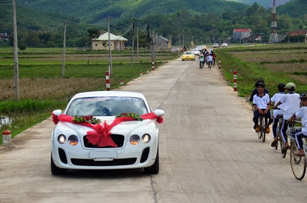 Đoàn xe chạy trên đường làng