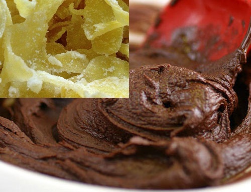 C&oacute; thể nh&uacute;ng mứt gừng v&agrave;o Chocolate đun chảy để c&oacute; m&oacute;n mứt gừng thơm ngon v&agrave; bổ