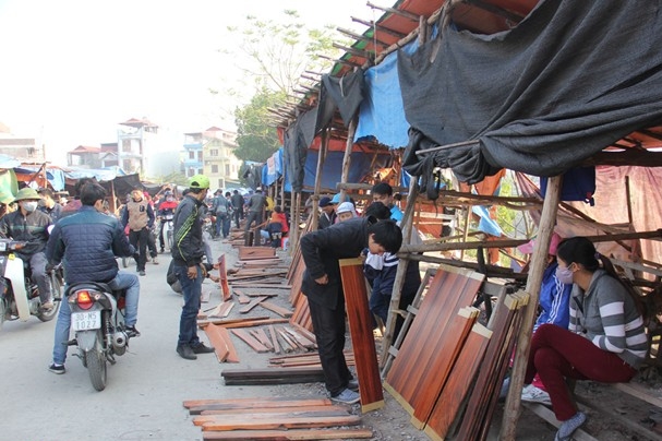 Từ 9h s&aacute;ng, chợ gỗ trắc ở Đồng Kỵ đ&atilde; tấp nập người mua b&aacute;n