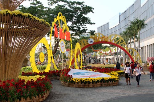Hội chợ hoa xu&acirc;n Ph&uacute; Mỹ Hưng mang đến cho kh&aacute;ch tham quan một kh&ocirc;ng gian văn h&oacute;a l&agrave;ng qu&ecirc; 
