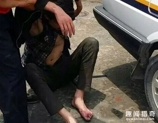 Chen được người dân tìm thấy ven đường trong tình trạng hoàn toàn kiệt sức. Ảnh: People Daily Chen được người dân tìm thấy ven đường trong tình trạng hoàn toàn kiệt sức. Ảnh: People Daily