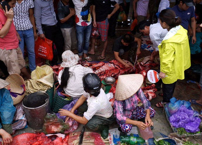 Khung cảnh mua b&aacute;n thịt tr&acirc;u chọi tấp nập tại Lễ hội chọi tr&acirc;u Đồ Sơn năm nay
