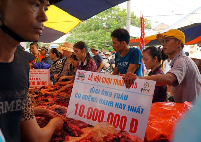 Chen nhau mua thịt tr&acirc;u chọi tiền triệu
